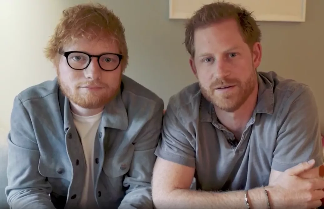 VIDEO: Ed Sheeran og Prins Harry laver sjov med deres hårfarve – for en god sag
