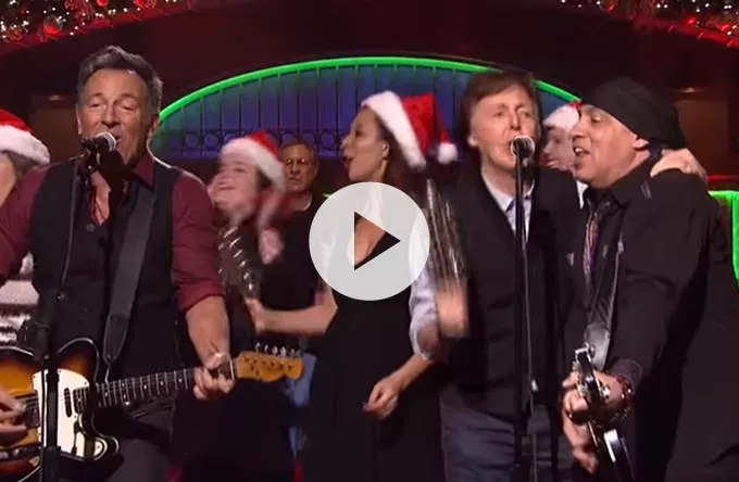 Se Springsteen og McCartney synge julen ind
