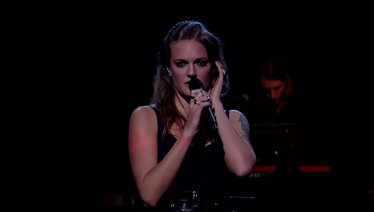 Se Tove Lo i amerikansk talkshow