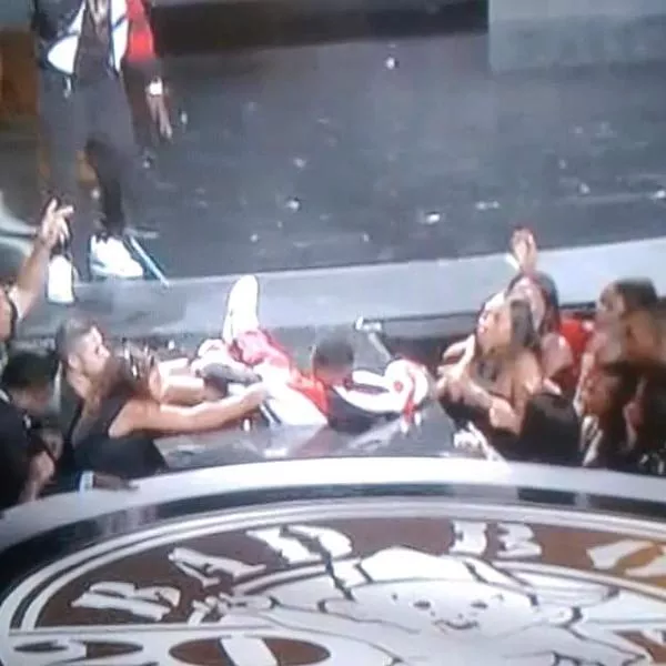Se P. Diddy falla genom lönndörr på scen