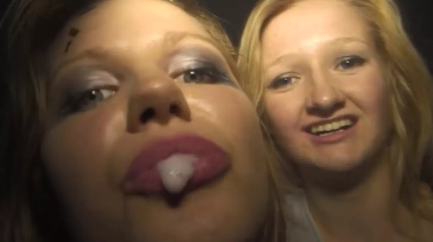 Piger amok med luftguitar i Carpark North-video