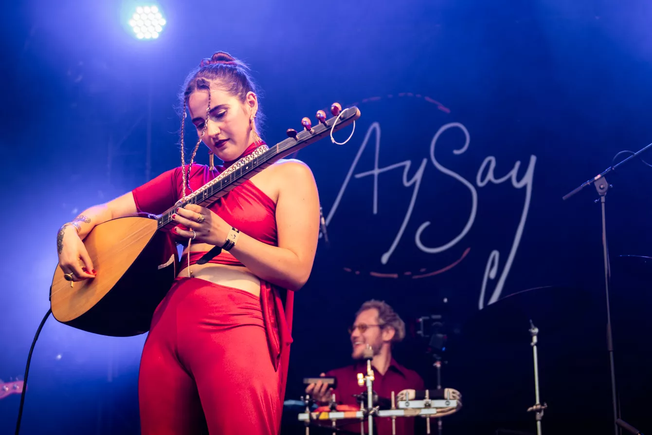 Man kan opleve dansk-kurdiske Luna Bülow Ersahin fra AySay som opvarmning til koncerten
