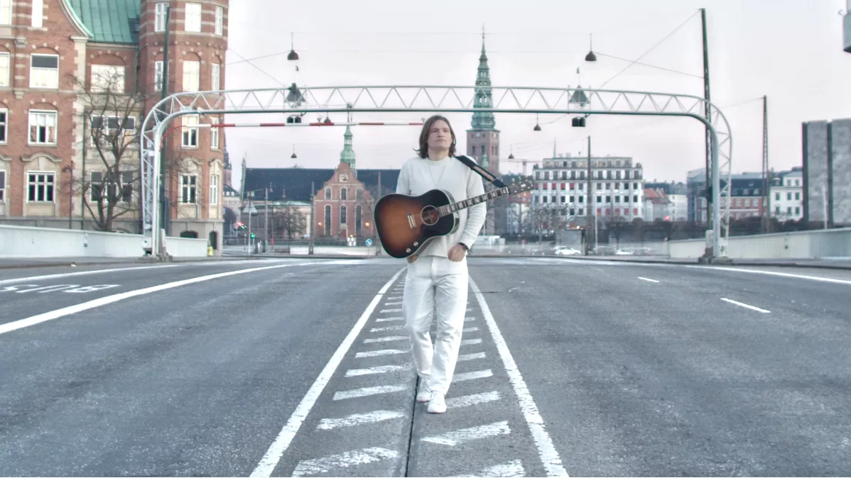 PREMIERE: Se smuk musikvideo med Johan Kolstrup i et coronaramt København