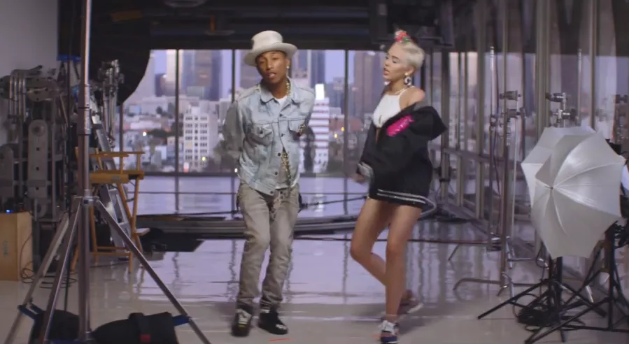 Miley danser med Pharrell i ny musikkvideo