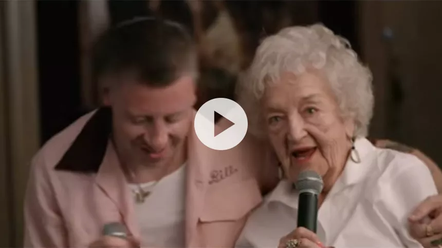 Ugens Topsify Hit: Macklemore fejrer sin bedstemors 100 års fødselsdag i vild video