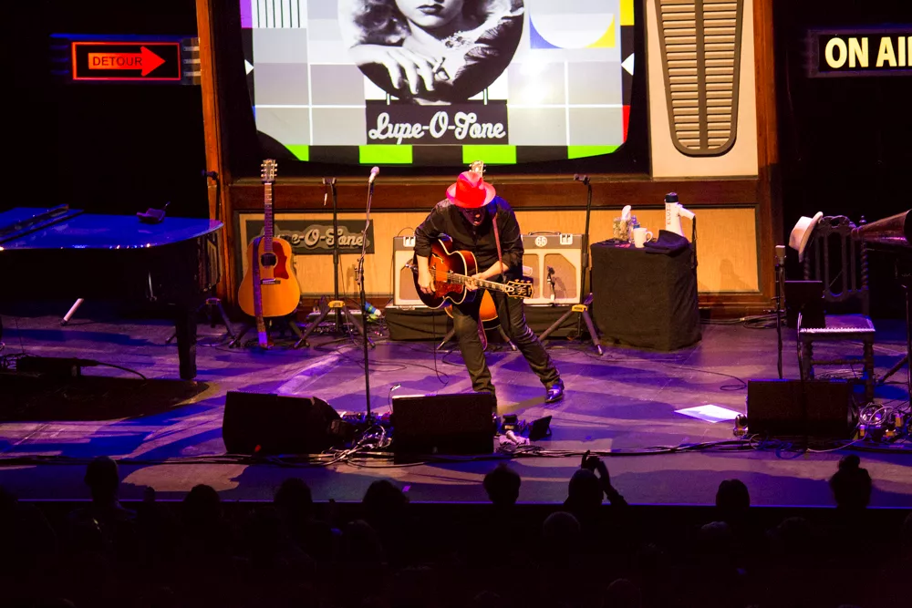 Elvis Costello ställer in Sverigekonsert