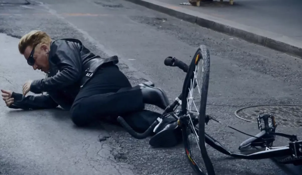Sjov video: Bono genoplever sit cykelstyrt hos Fallon