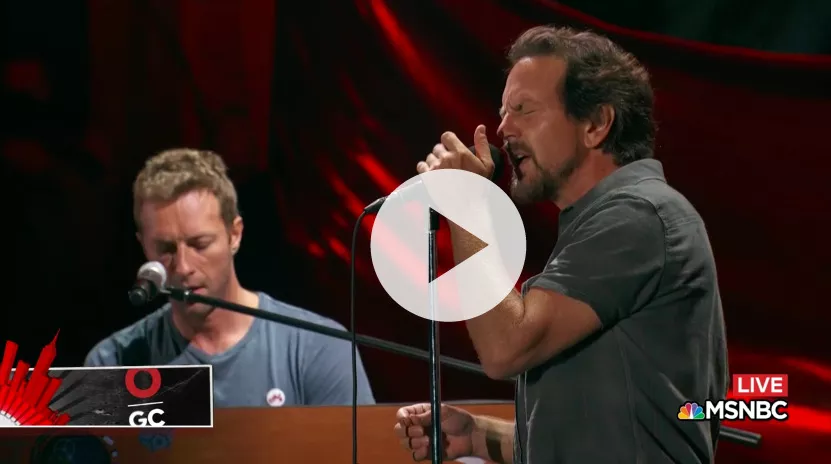 Se Eddie Vedder og Chris Martin opfører tre kendte numre live