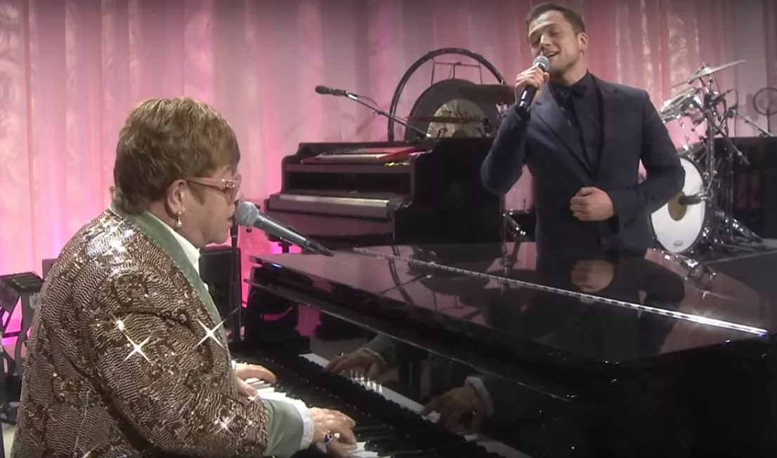 VIDEO: Se Elton John og Taron Egerton spille ”Tiny Dancer”