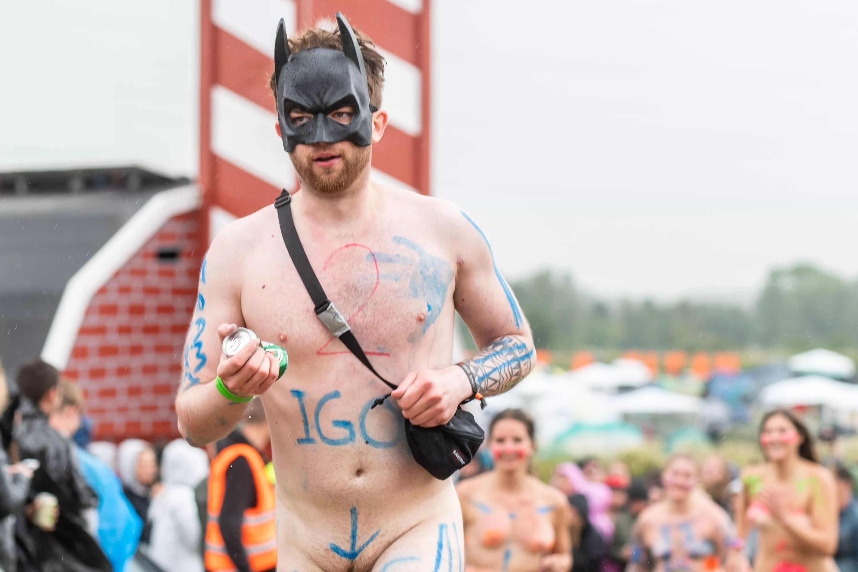 FOTOSERIE: Fart over feltet i Roskilde Festivals nøgenløb