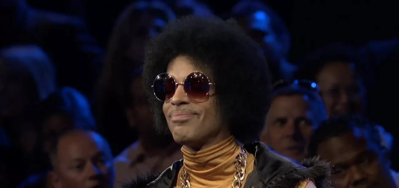 Video: Prince optræder med ny sang og snakker om... hår