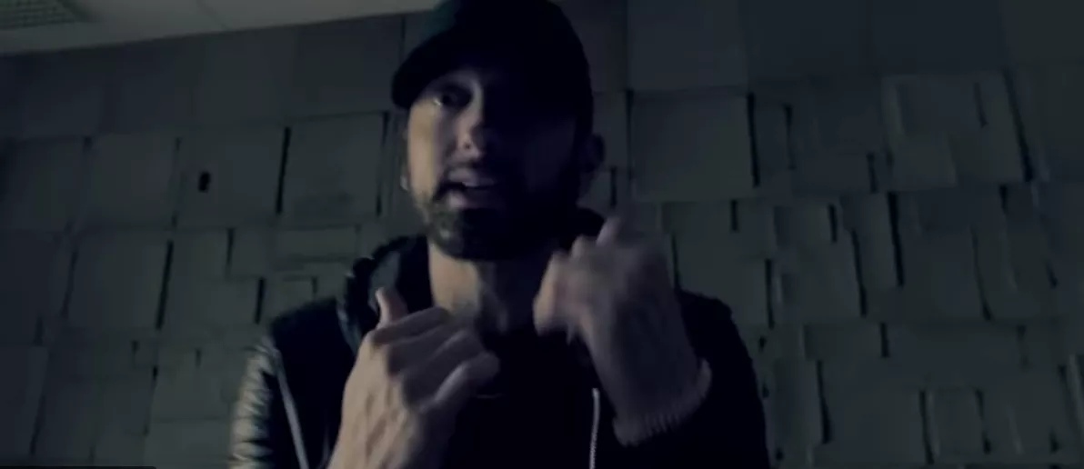 Eminem forfulgt af internet-dæmon i video til diss-tracket "Fall"