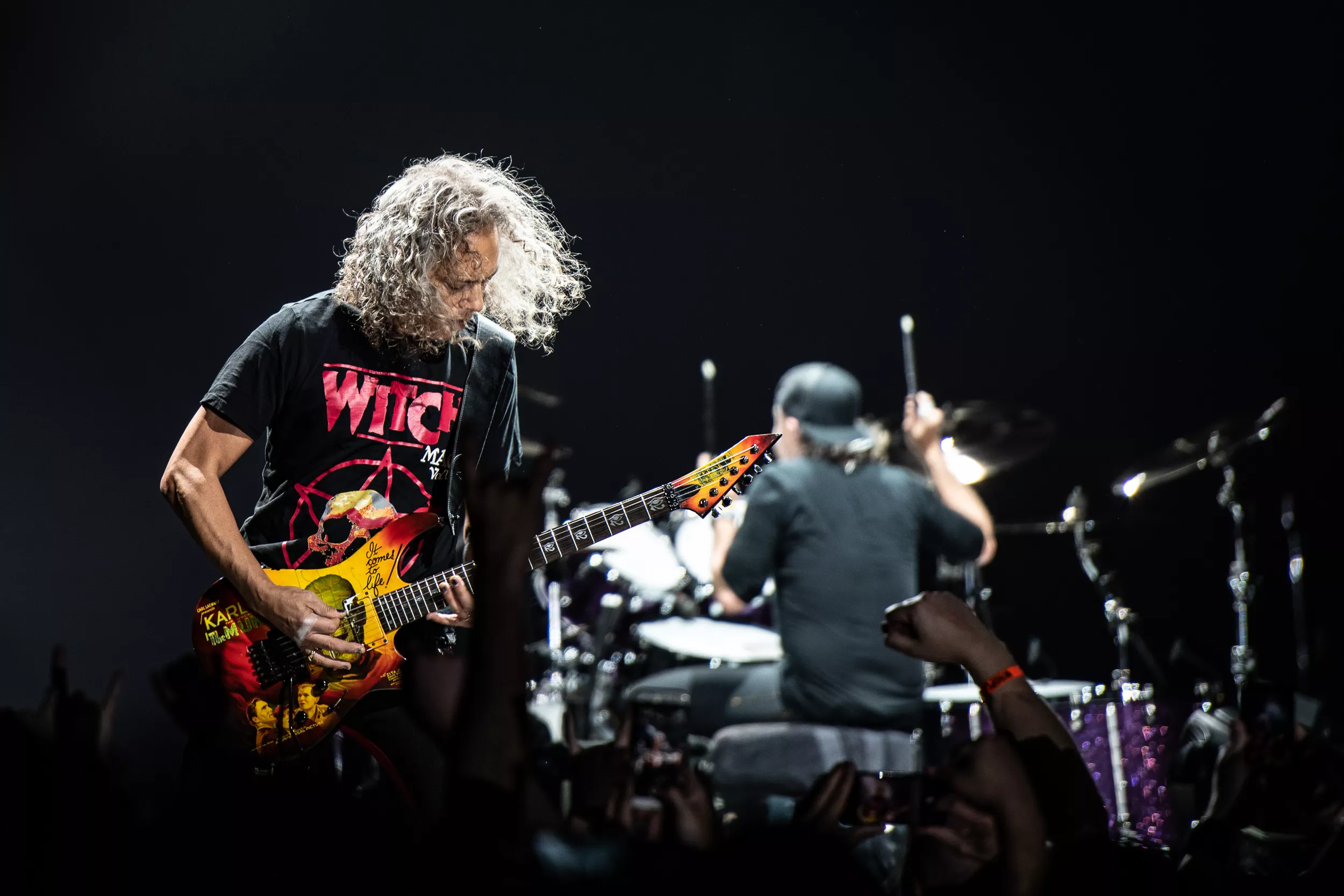 Metallica-guitarist falder på scenen – glider på våd pedal