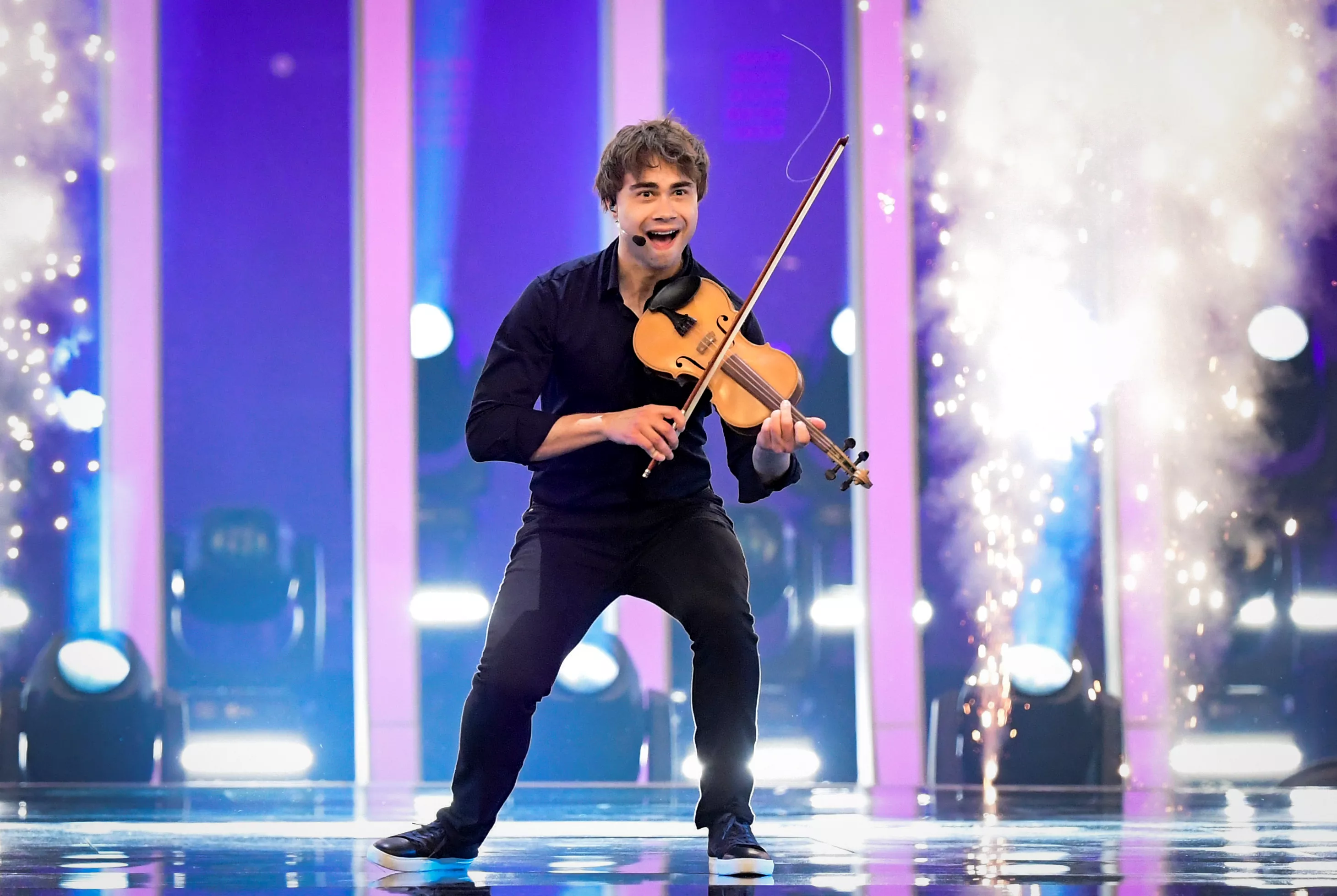 Smilende Alexander Rybak sang i Eurovision-finalen