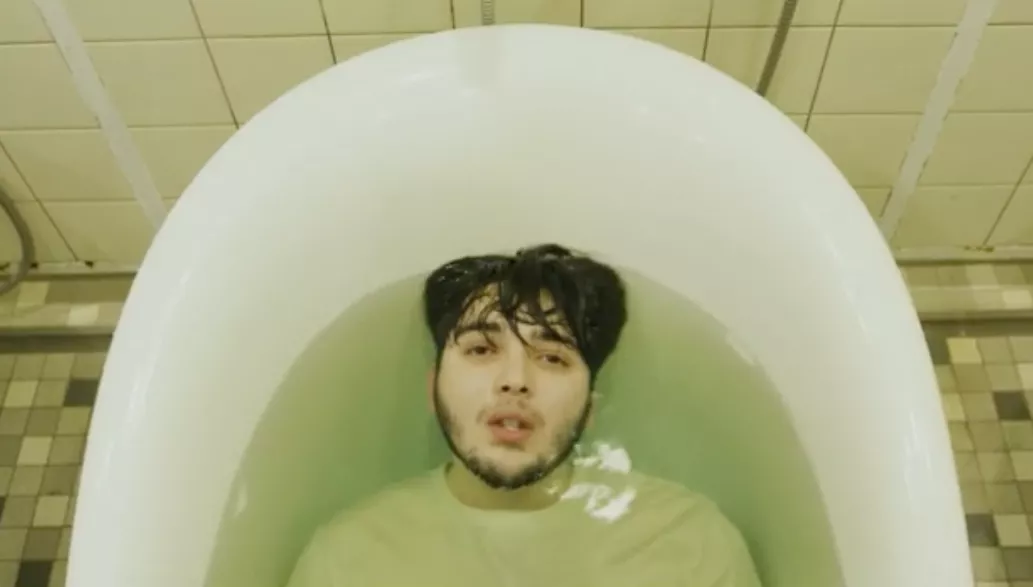 Se rapperen Kå bade i 7-Up i ny musikvideo