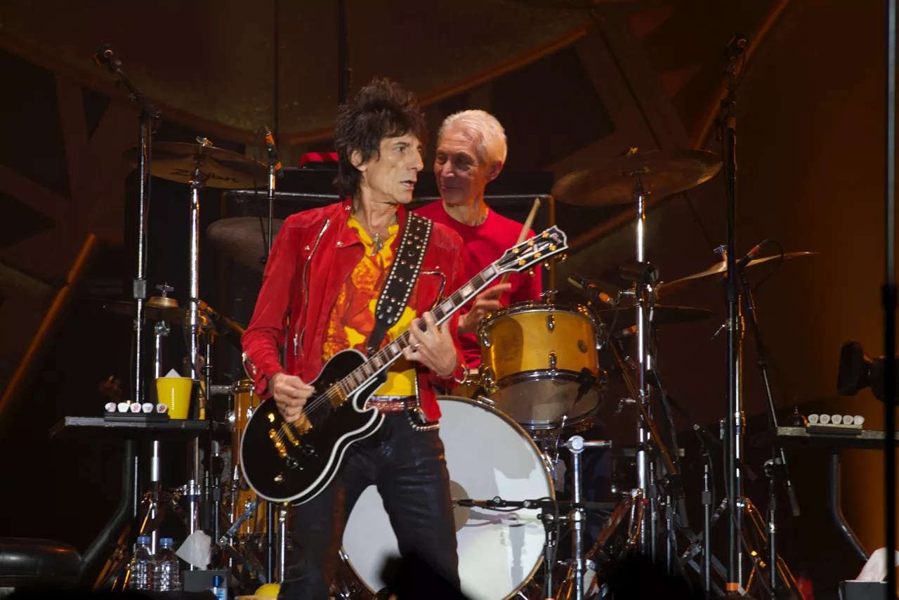 The Rolling Stones-gitarist får tvillinger i en alder av 68