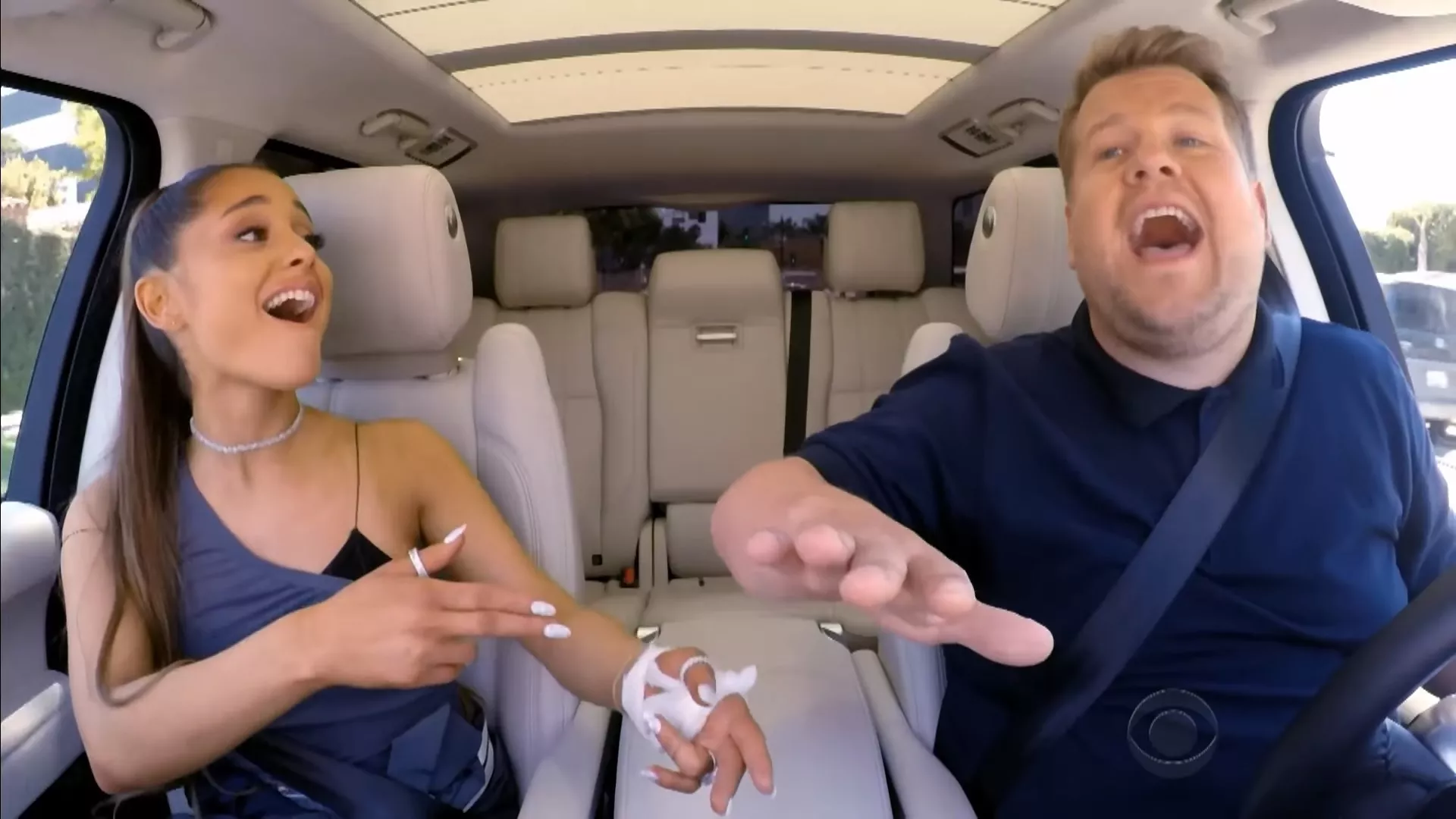 VIDEO: Ariana Grande på slap line i Carpool Karaoke