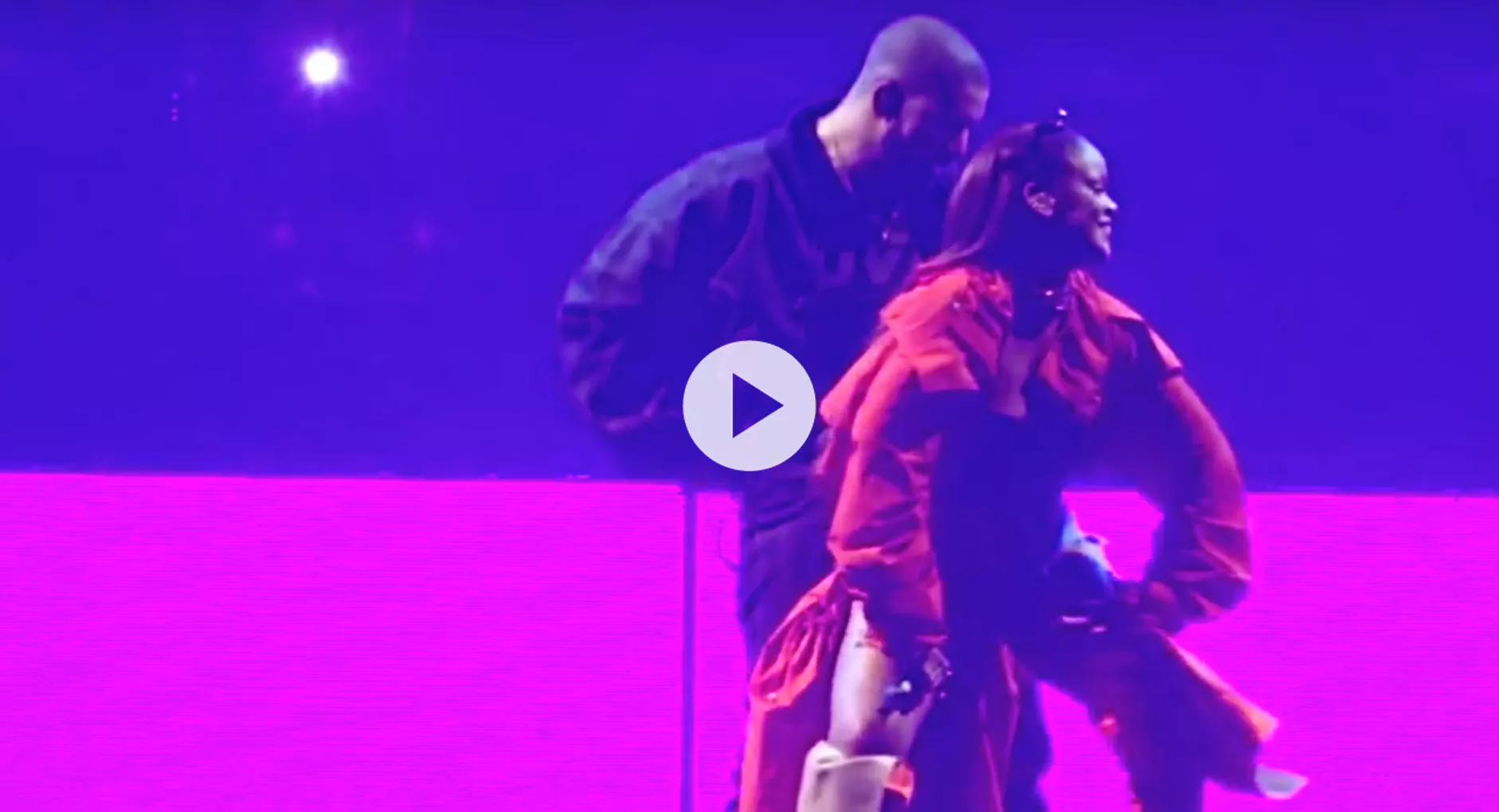 Se Drake og Rihanna optræde sammen i Toronto