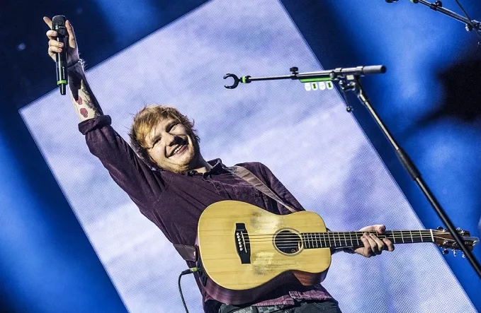 Se Ed Sheeran overraske fan under optræden i indkøbscenter