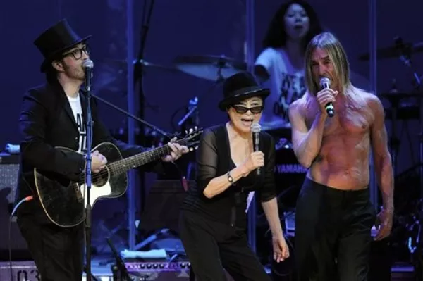 Yoko Ono fejrer John Lennon på Island