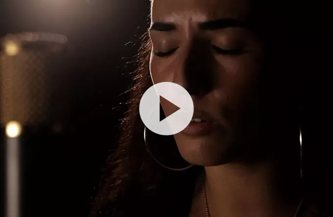 Se koncertaktuelle Nayah synge Bad Bitches i intens live-video