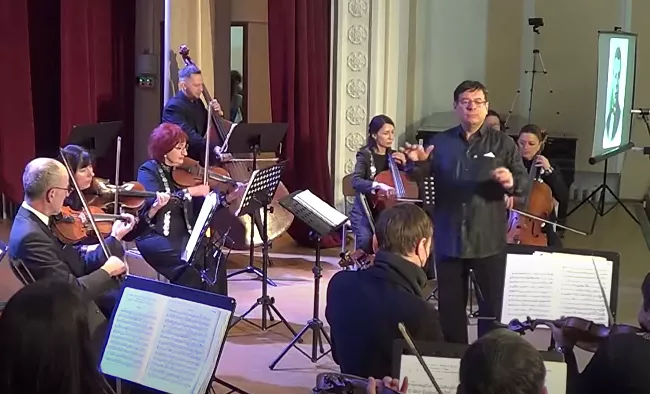 Yuriy Kerpatenko till höger i bild, under en konsert med Gileya kammarorkester.