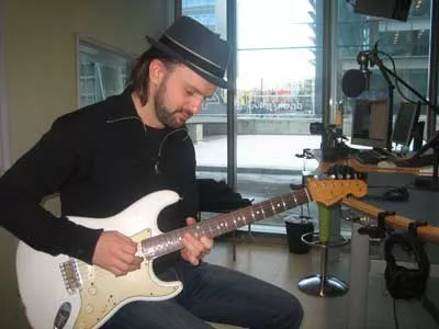Vittig stun TVsæt Tim Christensen donerer guitar til Danmarks Indsamling 2010