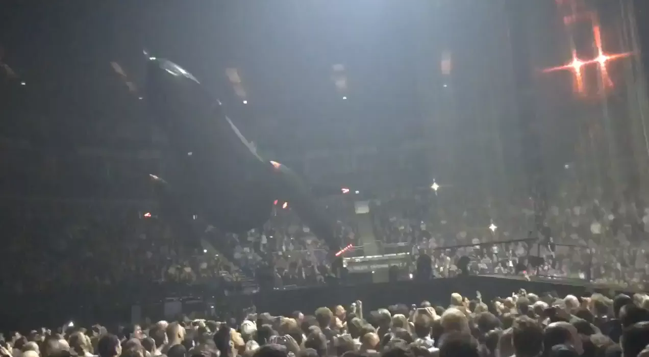 Drone styrter ned til Muse-koncert