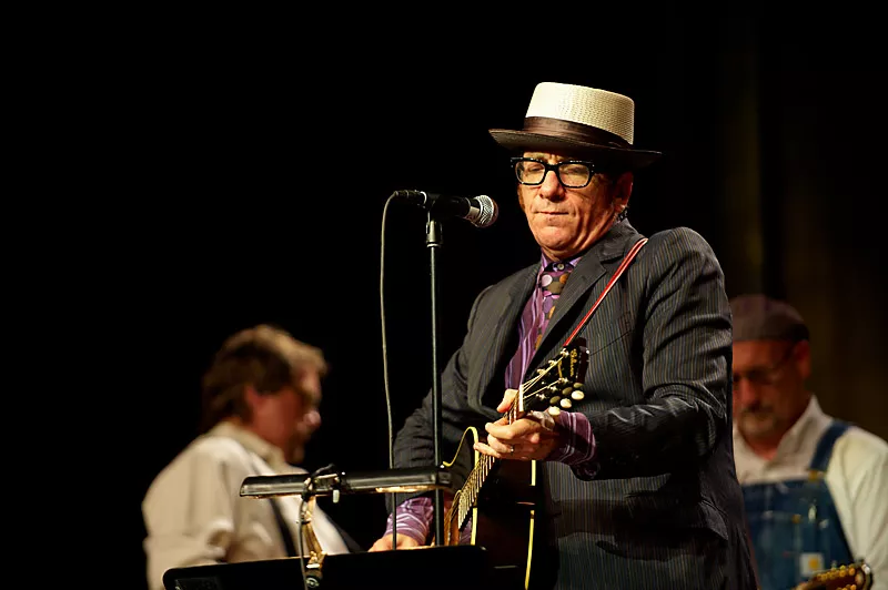 Elvis Costello vill att radiostationer slutar spela hans hit – på grund av ordvalet