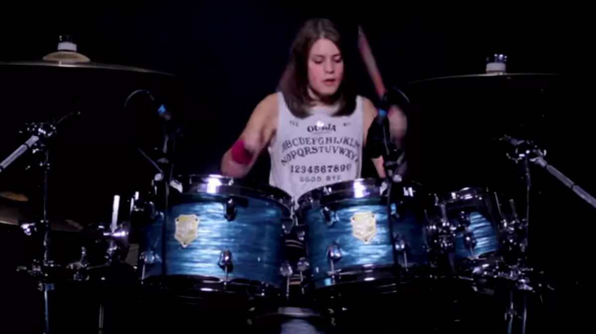 VIDEO: 14-årig pige spiller trommer til Slipknot – og går viralt