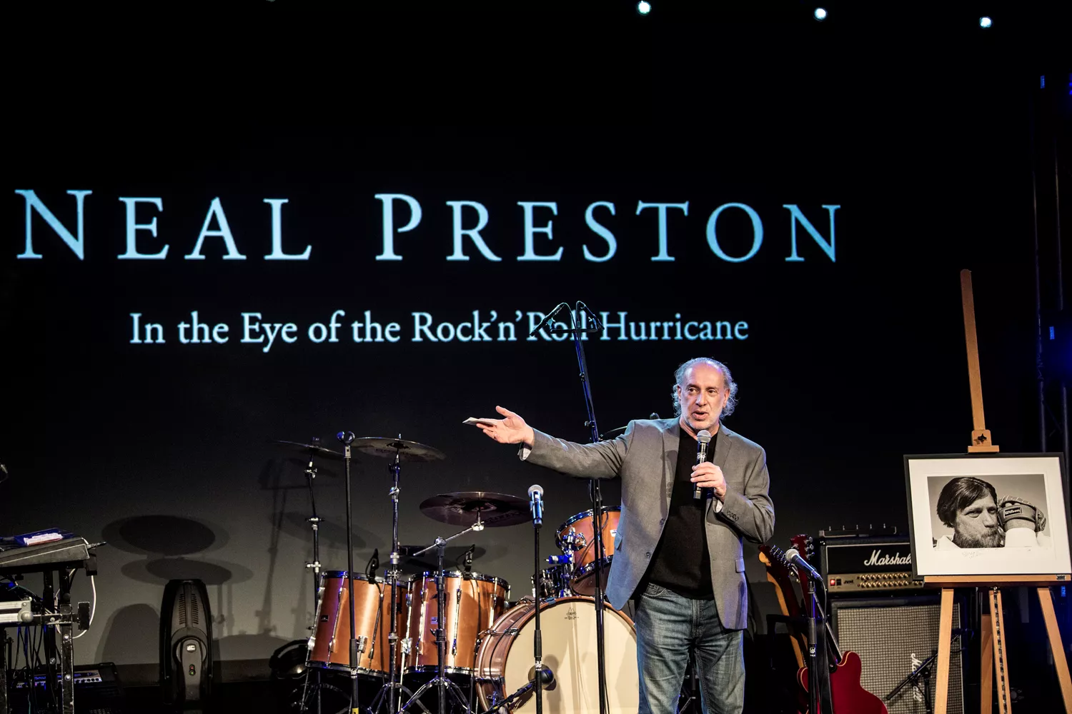 Reportage: I rock’n’roll-orkanens øje i Randers med stjernefotografen Neal Preston