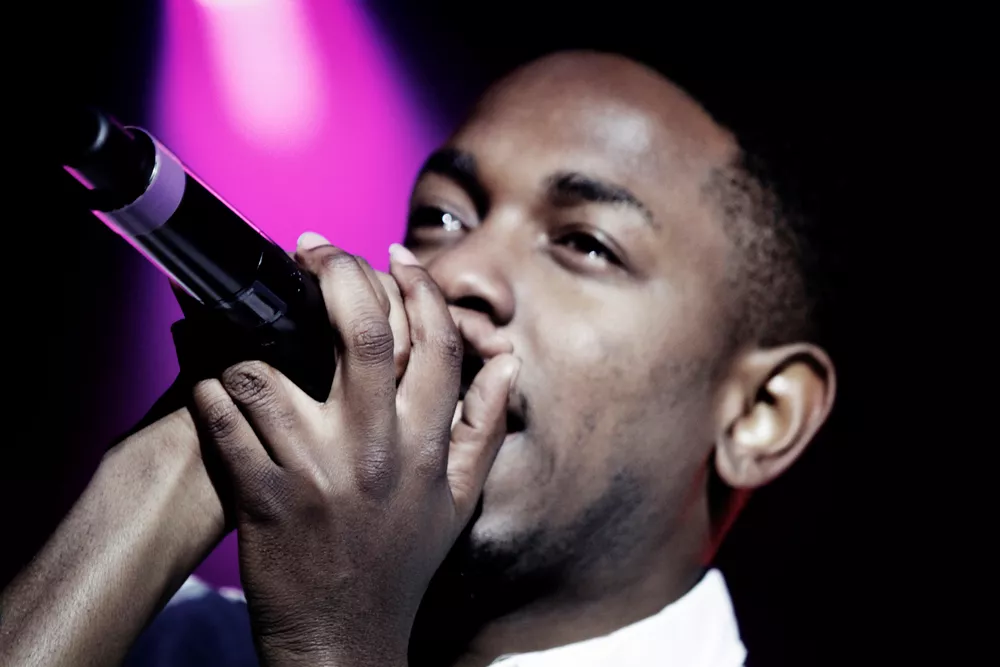 Hør Kendrick Lamar synge Taylor Swifts Shake It Off