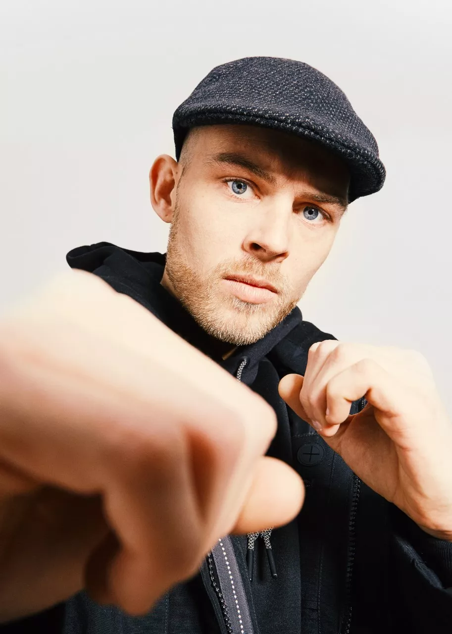 Rapperen Manus Bell siger ”F*ck It” til den danske musikindustri på ny single