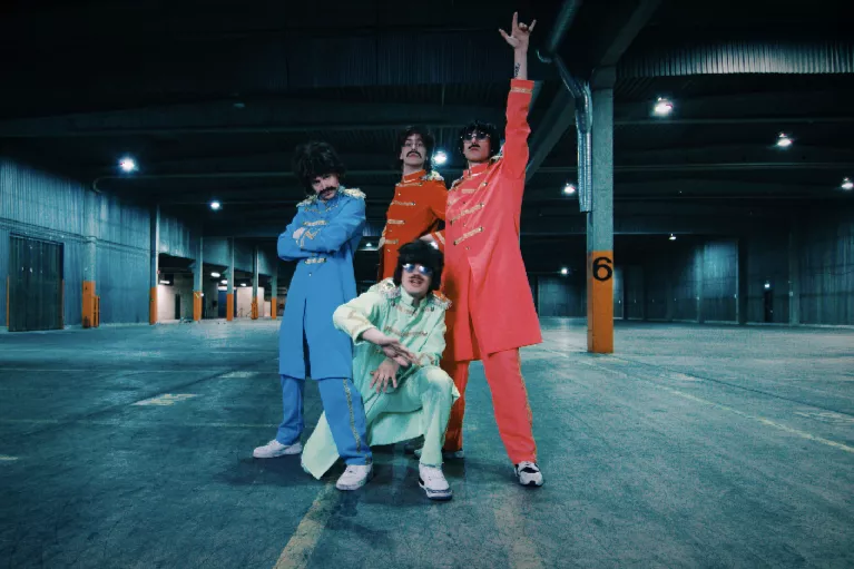 Hov1 driver med bilden av sig själva – utklädda till The Beatles