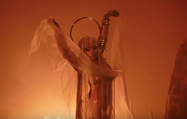 VIDEO: Nicki Minaj omringet af dansende mænd i ørkenen