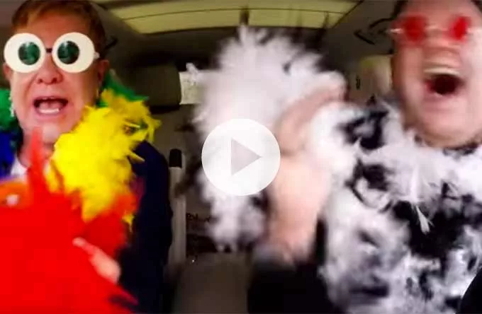Video: Elton John synger carpool-karaoke iført fjerboa