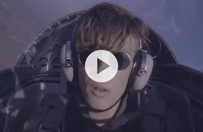 Se Astronauts nye musikvideo, der vender op og ned på alt 