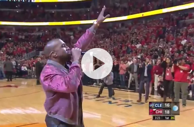 Kanye West giver spontan optræden under basketball-kamp