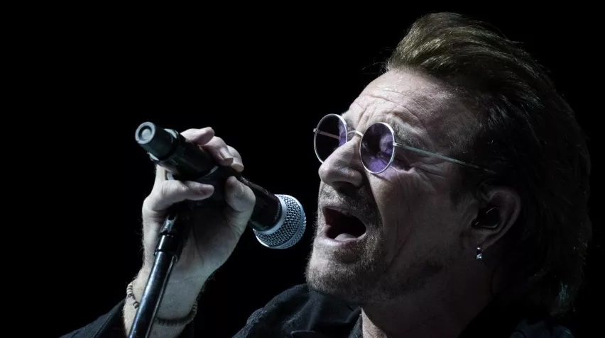 Se Bono och The Edge uppträda i skyddsrum i Kiev