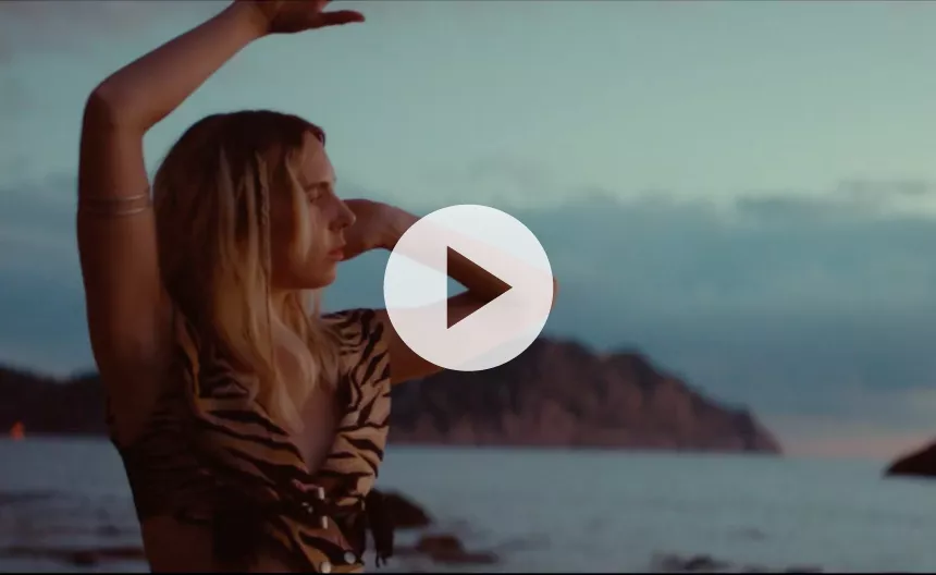 Se den nye flotte musikvideo fra MØ til singlen "Drum"