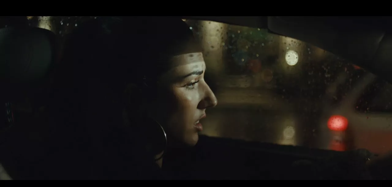 Ny musikvideo: Nayah brænder fingrene på kærligheden