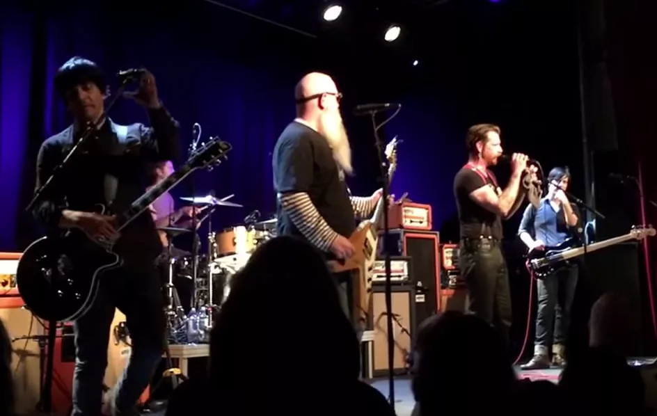 Se Eagles Of Death Metal på scen i Stockholm