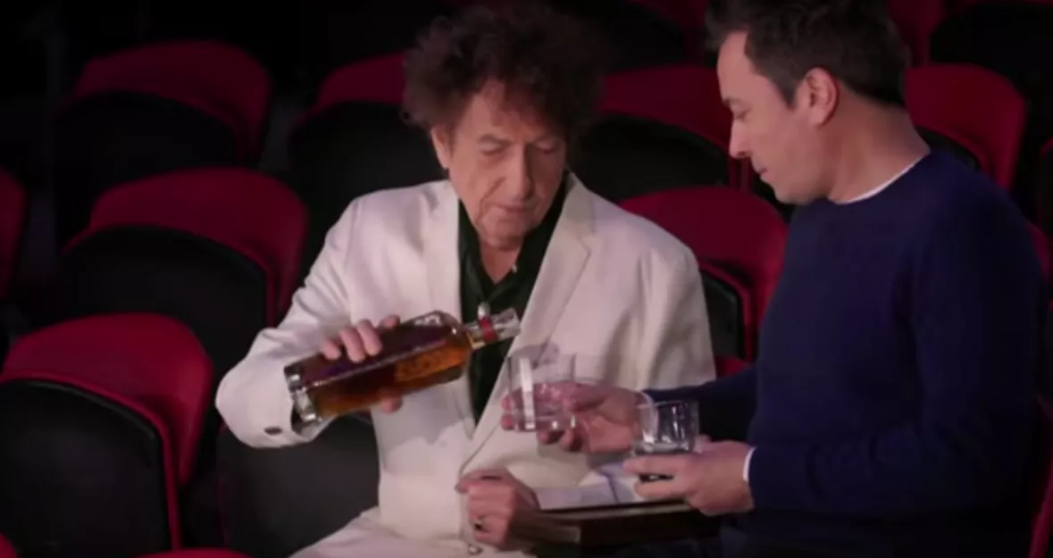 Se Bob Dylan reklamere for sin whiskey hos Jimmy Fallon – uden at sige et ord