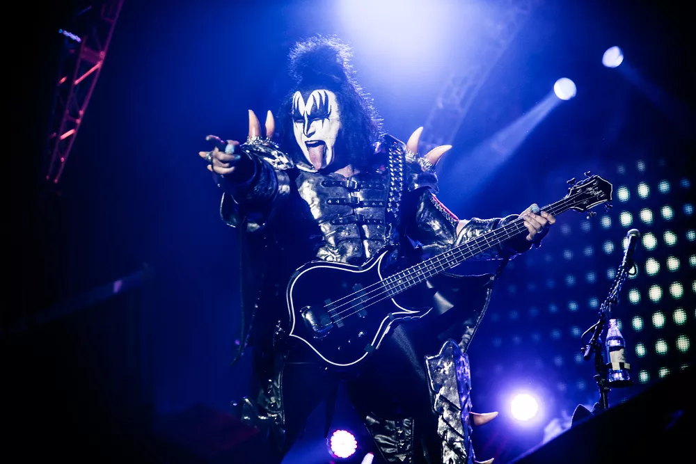 Video: Gene Simmons snubler på scenen under Kiss-koncert