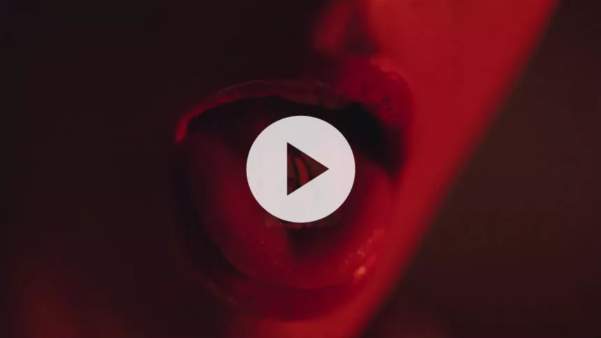 Die Antwoord tager os med til raveparty i video til singlen ”Banana Brain”