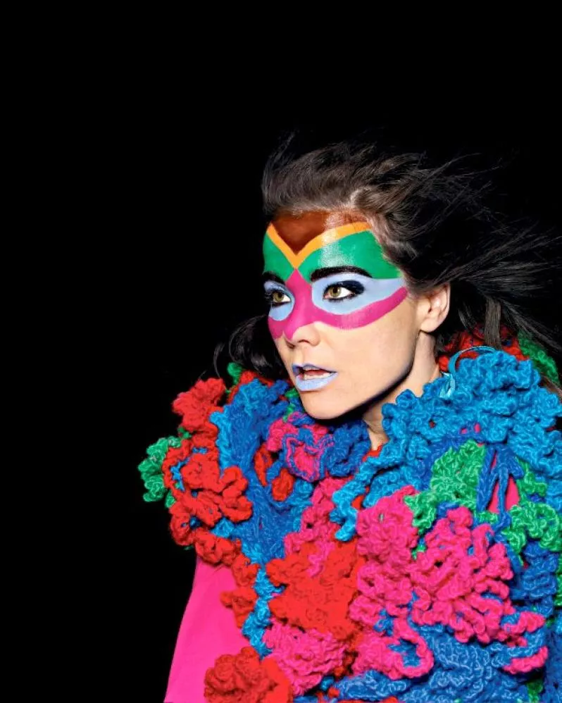 Björk-släpp försenat