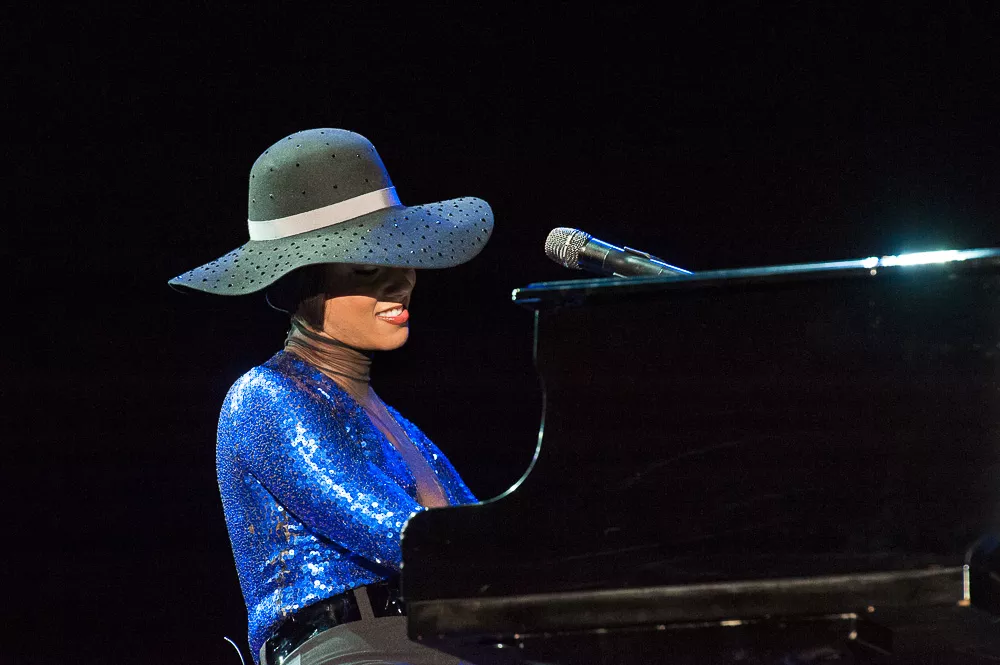 Alicia Keys nøgen i en god sags tjeneste 