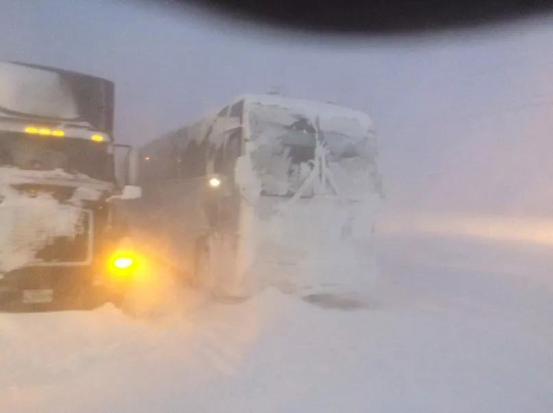 Band innesnødd i turnébussen