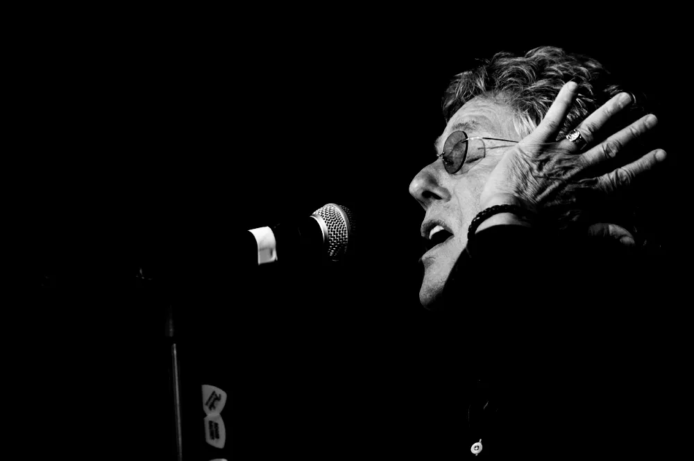 VIDEO: Roger Daltrey smasker fødselsdagskage i hovedet på tidligere Skid Row-frontmand