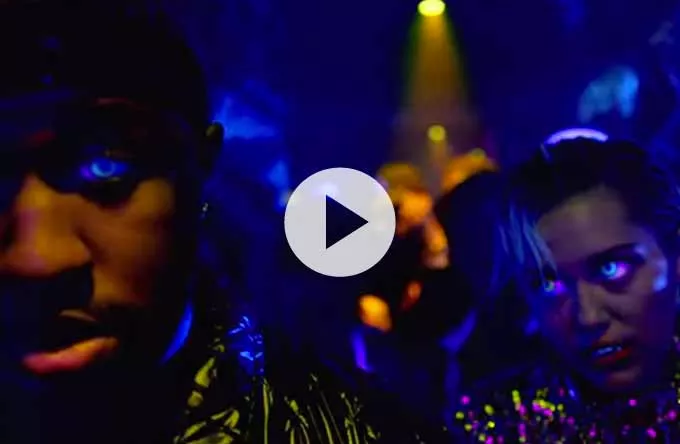 Se Miley Cyrus på natklub i ny video